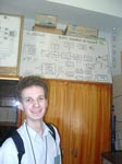Возле плаката с блоковой диаграммой цветного телевизионного приемника в одном из каирских вузов.